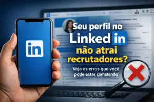 Mão segurando celular com logo do LinkedIn, perfil ao fundo.